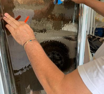 Applicazione-pellicola-su-vetro.jpeg